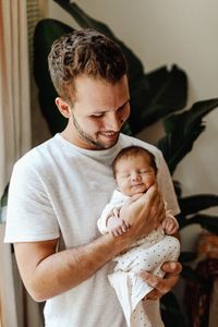 Family Photoshoot with newborn baby at home. Family Photo Inspiration. Newborn Photos at home with Parents and Grandmas. Hunter Premo, Fashion Blogger from Nashville, Vintage and Boho Style Looks #HunterPremo