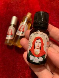 Sie der Tausend Engel Verwandeln Sie Ihre spirituelle Praxis mit unserem Maria Magdalena Salbungsöl, das in drei exquisiten Formaten erhältlich ist: 30ml Bernstein Tropfen (UV-Schutz): 39,99€ Diese reichhaltige, geschützte Mischung ätherischer Öle eignet sich perfekt für Segnungsrituale, Übergangsriten und heilige Hochzeitszeremonien. Unsere natürlichen Schönheits- und Wellnessprodukte werden ohne Sulfate, Phthalate, Parabene, Petrochemikalien, Mineralöl, Silikon oder Talk hergestellt. Erwecke das innere Licht der Priesterin, indem du dieses Öl in Zeremonien, Ritualen und Gebeten verwendest. Sie wird dich auf deinem Weg der Liebe, Weisheit und der Kraft des göttlich Weiblichen begleiten. Richten Sie Ihre Absichten für Liebe und Dienst ein, während Sie sie auf den Nacken, das dritte Auge, d