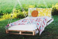 DIY swinging pallet bed