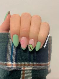 Grüne Nägel mit Dino Stickern #nailsoftheweek #dinosaur #greennails #greennaildesigns