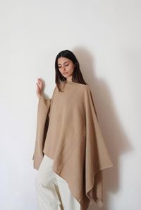 This season we set out to create a new and original design, keeping the essence of our loom work. After experimenting and elaborating different samples, we managed to give life to the CAPA ARIELLE. In it, we reversed the classic poncho, maintaining the high quality that characterizes us, adding a touch of modernity. It is hand loomed with pure sheep wool by artisans from the north of Argentina who continue with the ancestral tradition of loom work. The weavers' families pass on their knowledge from generation to generation, creating unique pieces in a totally sustainable way. Size: 190 x 140 cm As these products are handmade with natural fibers, there may be slight variations in tones and sizes.