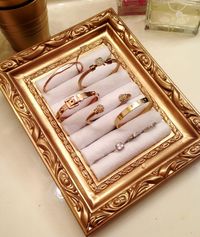 DIY Jewelry holder using a picture frame and rolled felt! Perfect for craft show display