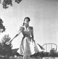 Carven P/E 1945, robe en toile écrue de Roubaudi ornée de broderies. Photo Seeberger.