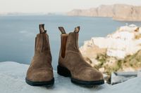 Have you considered taking a dream vacation to Greece? Explore using light, natural tones in your style to compliment the natural beauty of the landscape. Our Men's Dress Series boot can add the right amount of sophistication to your vacation outfit.  #blundstone #blundstoneboots #blundstoneusa #leatherboots #chealseaboots #outfitideas  #dressboots #greekstyle #vacationstyle #beachstyle