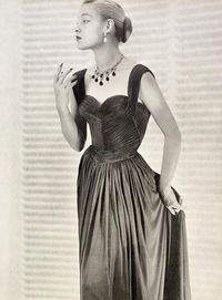 Carven A/H 1955-56, robe en jersey bleu nuit de Laffolay, bijoux de Schneider. Photo Eugène Rubin. Mannequin Anne Campion.