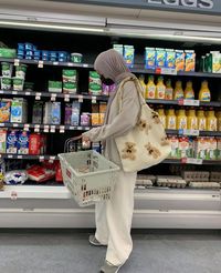 aynur on Instagram: “grocery run 🥖🥦🛒 hijab outfit, modest outfit, modest summer outfit, grocery aesthetic, grocery store outfit, moody instagram, moody feed,…”