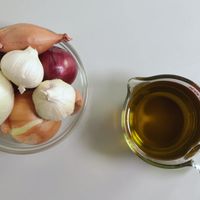 Why pay high prices for low FODMAP garlic infused oil when you can make your own so EASILY!? Just follow these simple instructions and get your garlic (or onion) on! #low FODMAP #garlic #ibs diet #fructan #olive oil #gut healthy #healthy recipe