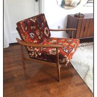 Beautiful vintage mid Centurychair in amazing original condition! The upholstery’s a burnt orange velvet with a floral pattern and it is in perfect shape. The frame is solid wood and is marked made in Italy.