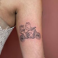 Tandem bicycle and frog's cyclists tattoo Créditos: @lostfoxtattoo