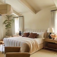 Featured on @eyeswoon, this serene interior landscape designed by @studiolifestyle_, and shot by @samfroststudio features our Davis Nightstand in Natural Oak. Get the look by heading over to our website. There you can shop this design in the featured finish, or choose from several others we offer. #CustomFurnitureLA #WomenOwnedBusiness #archdigest #InteriorDesign #hadleywiggiens #Handmadenightstand #UniqueFurniture #artisanaldesign