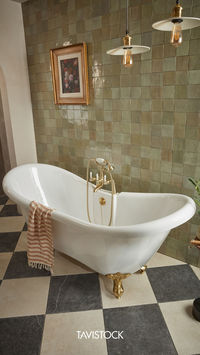 Classically elegant, with a host of customisation options, our Vitoria double slipper bathtub is an eye catching design that makes a statement. Available to be tailored to your bathroom scheme with a choice of bath feet and deck mounted bath fillers, this bath tub is a gorgeous option for the traditional bathroom.