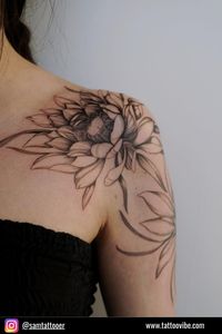 Un tatuaggio floreale sulla spalla è un'ottima opzione se non sapete cosa fare. I fiori possono essere disegnati in modo da cadere dalla spalla come nella foto qui sopra. Le linee sottili daranno la profondità perfetta, poiché il centro è molto più sfumato delle foglie esterne.