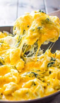 This 5-ingredient Creamy Spinach Tortellini makes a quick and tasty vegetarian dinner that all the family will love! This recipe is a life saver when you are short on time and have a hungry family waiting for dinner. If you make it, share some photos, I always check what you cook! #dinner #vegetarian #cheese #cheesy #tortellini #spinach #lunch L