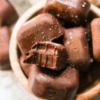 2 Ingredient Chocolate Fudge (Paleo, Vegan, Keto)