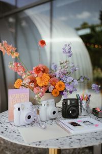 Polaroid photo guest book | Image by Hennygraphy