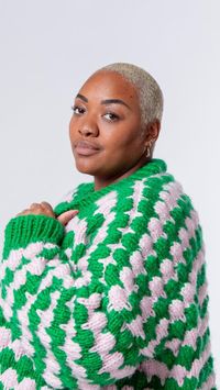  

Knitted in pieces and seamed, this is such a satisfying knit and sooo fast to finish! A perfect gift for fashionistas and great fun to work from start to finish! Download the free pattern here >> https://bit.ly/3UQ85Ha

