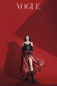 China Entertainment News: Actress Qin Lan covers fashion magazine