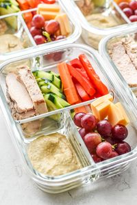 This Chicken & Hummus Plate Lunch Meal Prep is so simple yet incredibly delicious! Get back to basics with some fresh cut bell pepper, carrot, cucumbers, paired with a perfect portion of chicken breast, cheese slices, and grapes for a touch of sweetness. Simple portioning instructions included! #projectmealplan #mealprep #coldlunch #hummusplate #bistrobox