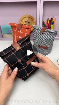 Silvia Bruhn | Costura criativa | Bolsas  artesanais on Instagram: "♥️VEM APRENDER a fazer esses saquinhos lindos reutilizáveis, com forro impermeável. 
E ao mesmo tempo cuidando do nosso planeta 😌

♥️Pode ser usado como porta xícara para levar para o trabalho, porta sanduíche, frutas para a escola, porta roupa suja e úmida… Enfim para o que você for oferecer para a sua cliente. Uma peça multiuso 🫶🏻

♥️Medidas: 50cm X altura X 19,5cm largura 
..1 X tecido principal, usei sarja.
..1 X forro, usei nylon emborrachado 
Montana: 2,5cm largura X 16cm altura. 

♥️E aí artesãs, gostaram? Me conta 👇🏼♥️♥️

Aproveitem esse passo a passo tanto como eu amei fazer! Beijos da Silvia😘😘

Tecidos @salvados_de_tecidos Amo!!! ♥️ 

#costurices 
#costurinhas 
#saquinhoorganizador 
#reutilizavel #ecologic