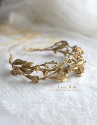 This headpiece has-been made of cold porcelain clay flowers, being each entirely shaped by hand. Flowers and leaves made of this material are lightweight, little bit flexible and shatterproof. Each flower is unique as a result of a dedicated by-hand work and therefore, the final