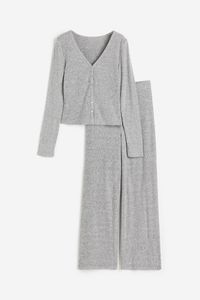 Pajamas in ribbed jersey with a soft  brushed finish. V-neck top with long sleeves and buttons at front. Pants with an elasticized waistband and straight legs with gently flared hems.