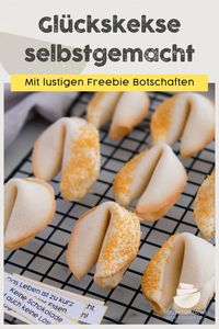 Glückskekse selber machen! Die chinesischen Glückskekse werden aus wenigen Zutaten gebacken und mit einem personalisierten Sprichwort versehen. Die Glückskekse sorgen für viel Spaß bei der nächsten Einladung. Mit lustigen Sprüchen als Vorlage zum Ausdrucken!