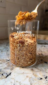 Who loves homemade granola?! Most store bought granola is just way too sweet!  Make your own with @booboosbakeryy recipe, it uses just 5 ingredients! And you can make it as sweet, or not!, as you like. It’s fully customizable! 🙌🏻 Use it on everything: oatmeal, yogurt, and you can even take it on the go.  Do you have a favorite granola ingredient? Leave a comment below!  #granola #granolarecipe #granolabowl #granolahomemade #healthy #smoothie #oats #healthyeating