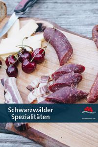 Neben der wohl bekanntesten Spezialität im Schwarzwald, die Schwarzwälder Kirschtorte, gibt es kulinarisch noch viel mehr zu entdecken. Ob Kultbier, Schinken oder Kirschwasser - hier gibt es eine Auswahl Schwarzwälder Spezialitäten. #schwarzwald #spezialitäten