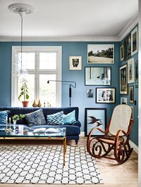 krickelin_vardagsrum_livingroom_soffa_tavelvagg_Foto_Andrea_Papini