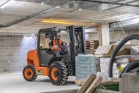 Ausa manufacturers three base models of ultra-compact telehandlers with lift heights of four and five metres and lift capacities from 1,350 to 2,300kg and five models of Rough Terrain forklifts from 1,500kg to five tonnes capacity and lift heights to 4.45 metres. #telehandlers #telescopichandler #teleskoplader #teleskoparm #telescopicboom #forklift