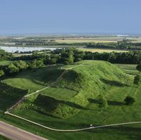 Cahokia, Illinois - Más grande que Londres en el siglo IX, cuenta con un gran circulo construido con postes de madera llamado Woodhenge que se cree era un calendario astronómico.