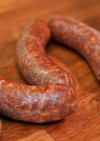 Se trata de un embutido de chorizo. Chorizos se comen regularmente en México. Muchas personas les gusta comer. En mi opinión, creo que las salchichas son ricas.