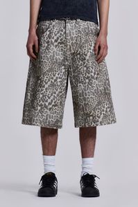 Leopard Fade Colossus Jorts Original low rise colossus jort fit 5 pocket styling Washed back all over leopard print Tonal stitching Washing often, may lead to colour fading Model is 6 ft 1 and wears a size W32Style code: JMSH4734 100% Cotton30 Degree Machine WashCool Iron on reverseLay flat to dryWash inside out