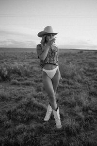 New Mexico-based photographer captures a fun and aesthetic western themed self portraits showing western outfits, poses, and western location inspiration for self portraits.  Kendra Ko Photography    #Aestheticpictures #Selfportraits #NewMexicophotographer