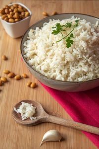 Your perfect recipe for Brazilian rice. Prepare this easy side dish in no time and in the Brazilian way. This flavorsome, tender, fluffy white rice is flexible and pairs most dishes. | How to cook rice | How to cook Brazilian rice | Brazilian rice and beans | Brazil rice | Brazilian food | Easy Brazilian dishes #iheartbrazil #BrazilianFood