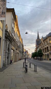 #city #aesthetic #goldenhour #hous #houses #oldtown #tram #beige #erfurt #citylife #shops #street #trees #sun #sunlight #light #beautiful #friendstrip #goodtime