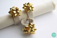 DIY Easy Gift Bow Napkin Rings @ mintedstrawberry.blogspot.com