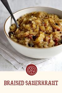 This is an easy recipe for braised sauerkraut with bacon and onion. An authentic Czech recipe for dušené zelí.