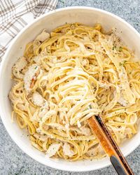 Deliciously creamy and oh-so-easy, this Instant Pot Chicken Alfredo is a game-changer for busy weeknights! #InstantPotRecipes #ChickenAlfredo