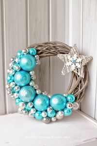 Christmas holidays often come with joy and happiness. This can be emphasized with a bunch of DIY Christmas wreaths to make the holiday complete.