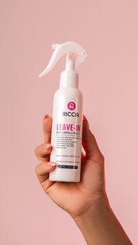 Audrey Lozano | Curly Educator ®️ on Instagram: "👀 Riccioluta, ferma tutto! Questo è il reel che cambierà la vita ai tuoi ricci—e non sto esagerando.  ✨ Il mio leave-in spray è tipo il fidanzato ideale dei tuoi capelli: li protegge, li definisce, li rende più forti e manco si lamenta se passi il phon! E il meglio? I tuoi ricci dureranno tutto il giorno, senza sembrare croccanti (perché chi vuole i capelli stile snack?).  Guarda fino alla fine e dimmi che non lo vuoi SUBITO. Dai, poi c’è pure la promo Black Curly Week—link in bio prima che finiscano! 🛒 😏"