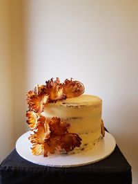 Pineapple flowers, hummingbird naked cake