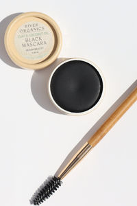 Made with Coconut oil and Rhassoul Clay and Shea Butter. Known as a 'cake' mascara, this solid mascara is a clean zero-waste alternative to plastic tubes.