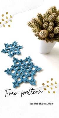 Get a free crochet pattern (in English and Spanish) and make these crochet snowflakes. The pattern is suitable for beginners. It includes a written pattern and a chart. #crochetpattern #freecrochetpattern #crochetsnowflake #crochetchart #christmascrochet