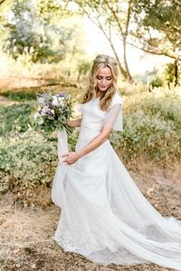 Golden Summer Bridal Photos. Photo by Beautifully Dunn Photography, Gown by Elizabeth Cooper, Bouquet by The Pear Blossom, Model Baylee Demars #utahvalleybride #utahwedding #summerwedding #bridalphotos #modestweddingdress #weddingphotography