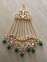 *It's Handmade Kundan Jhoomer/)Passa Mangtikka for Indian and Pakistani Brides. *It's made from Silver n Copper with White Kundan Stones Settings and beade with Pearls and green. with 22k gold Plating as shown in picture. *Our all jewelry is made from semiprecious stones and beads. *WARRANTY: ITS GENUINE HANDMADE JEWELRY AND WE ARE GIVING LONG LIFE WARRANTY FOR OUR ALL ITEMS. All of our Kundan Jewelry is 100% handmade with ancient Kundan stone setting method using silver foils. It is one of the