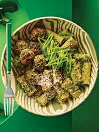 Boulettes d’agneau sur lit de pâtes au pesto à la menthe et aux pistaches