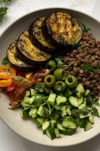 Looking for a fresh, healthy, and flavorful lunch or dinner option? Look no further than this Vegan Mediterranean Bowl! Loaded with grilled eggplant, lentils, olives, and more, it's the perfect way to satisfy your taste buds and fuel your body.