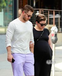 Ginnifer Goodwin and Josh Dallas get lunch at Umami Burger