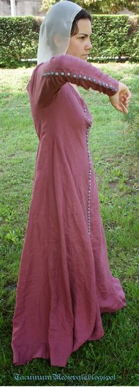 Tacuinum Medievale - blog w/lots of images of buttons all the way down the front (and/or up the whole back seam of the sleeve)